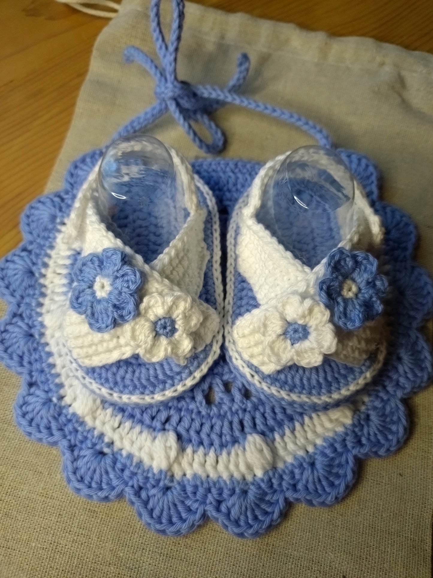 Coffret Naissance Crochet - Sandales Moelleuses & Bavoir Assorti - 100% Coton