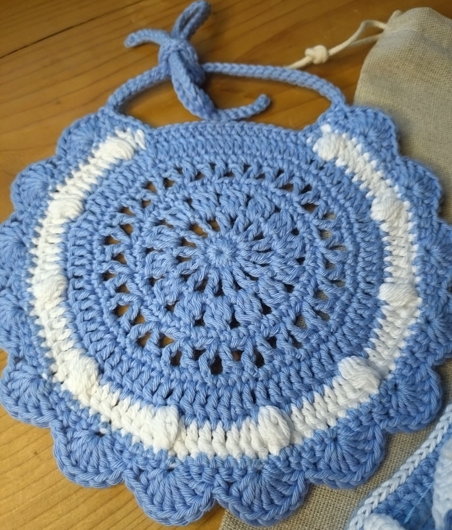Coffret Naissance Crochet - Sandales Moelleuses & Bavoir Assorti - 100% Coton