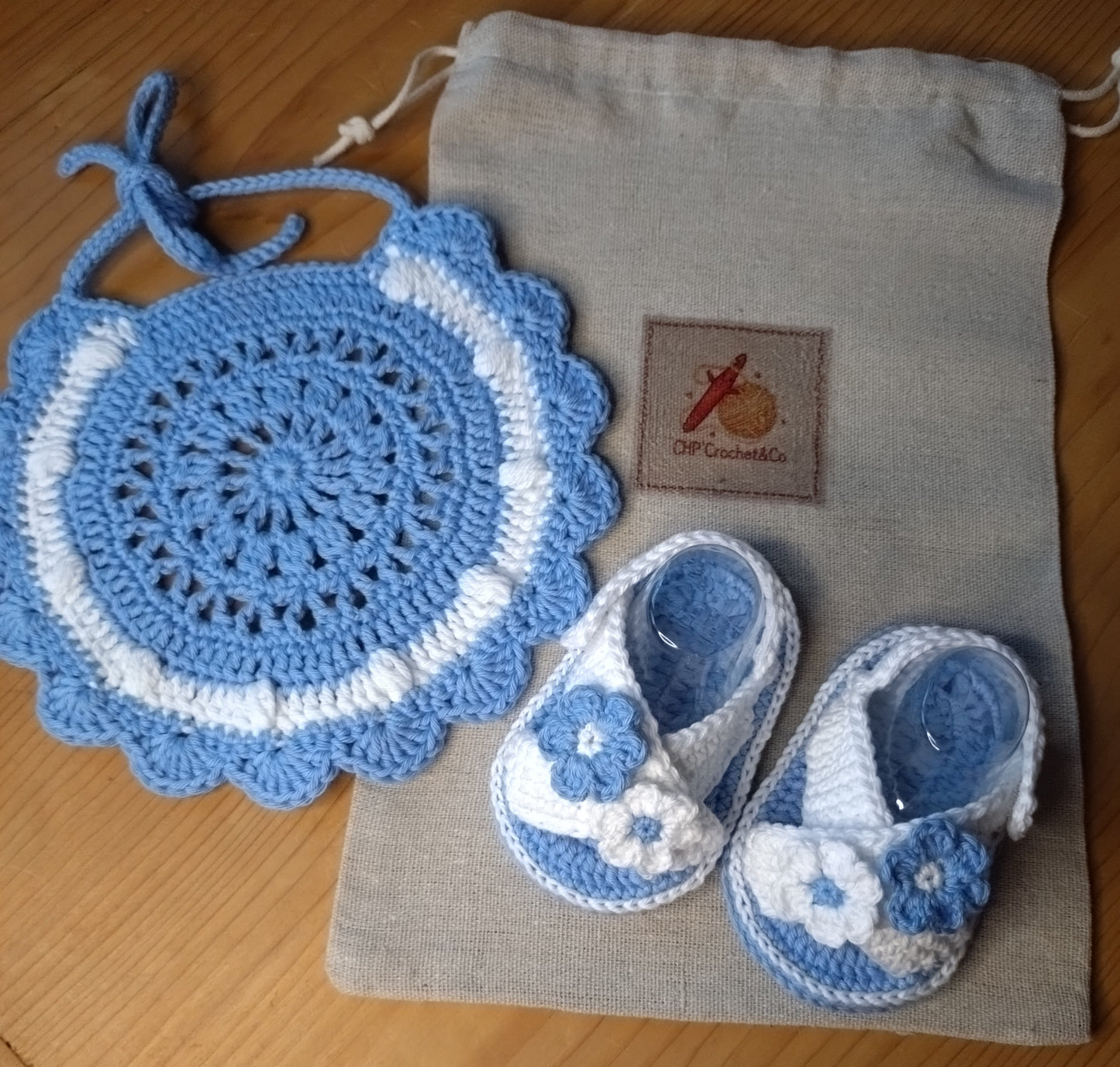 Coffret Naissance Crochet - Sandales Moelleuses & Bavoir Assorti - 100% Coton
