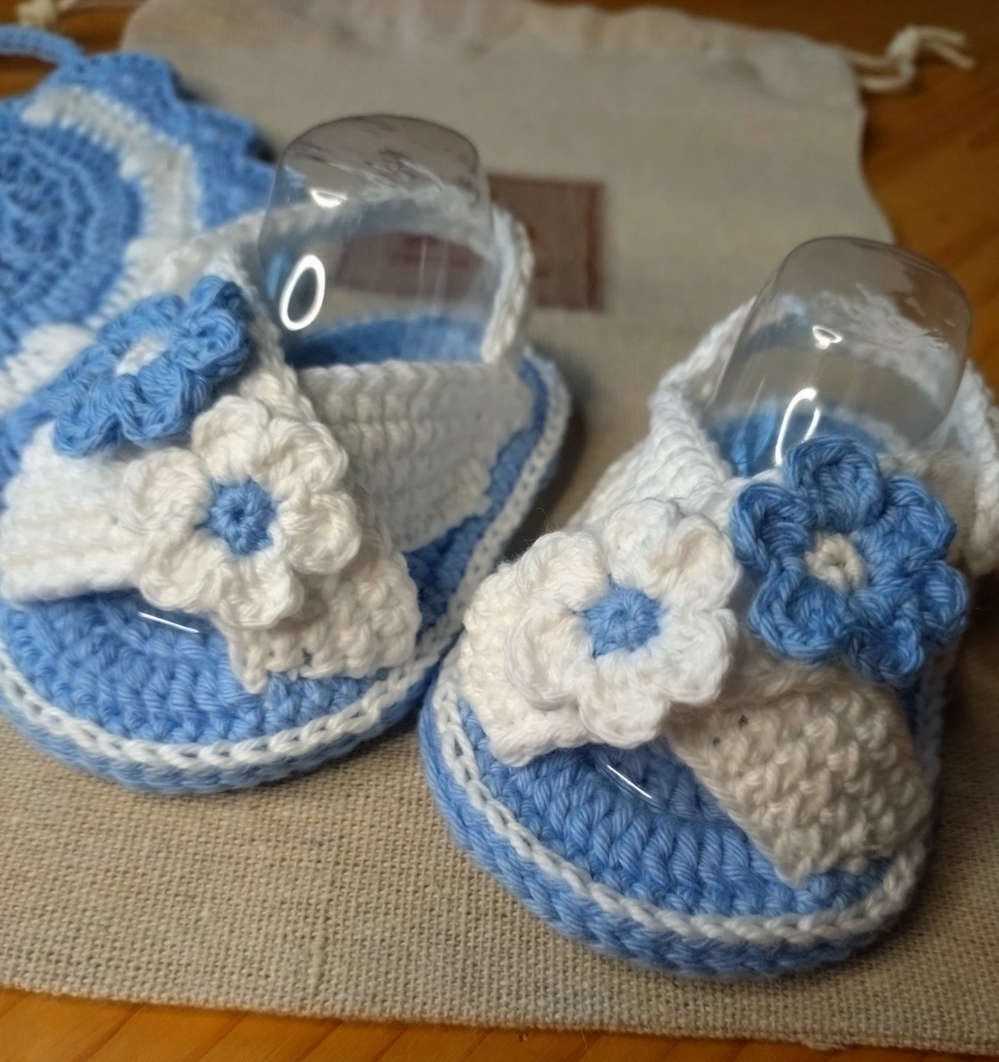 Coffret Naissance Crochet - Sandales Moelleuses & Bavoir Assorti - 100% Coton
