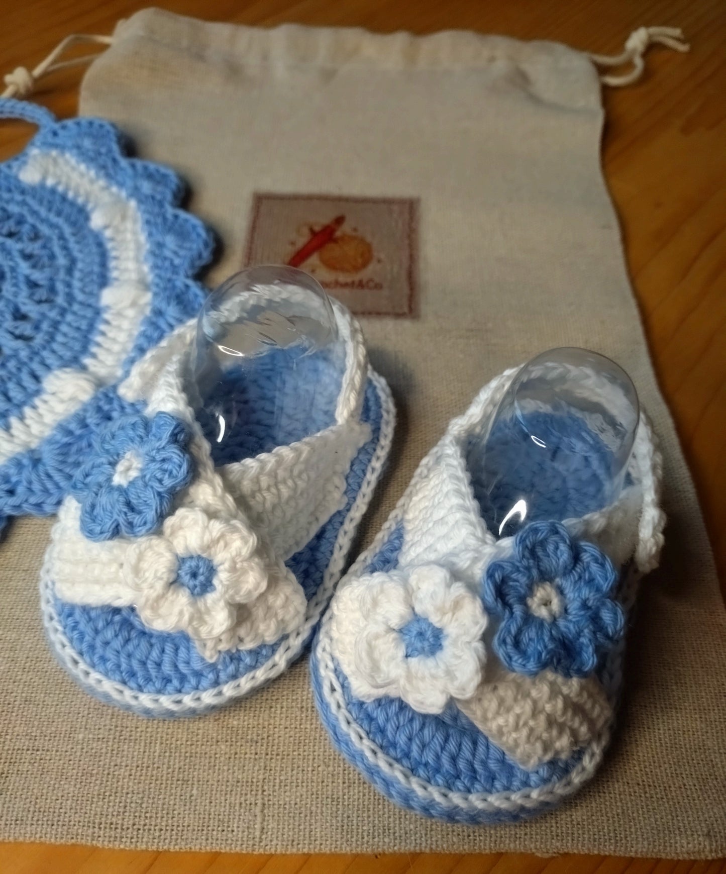 Coffret Naissance Crochet - Sandales Moelleuses & Bavoir Assorti - 100% Coton